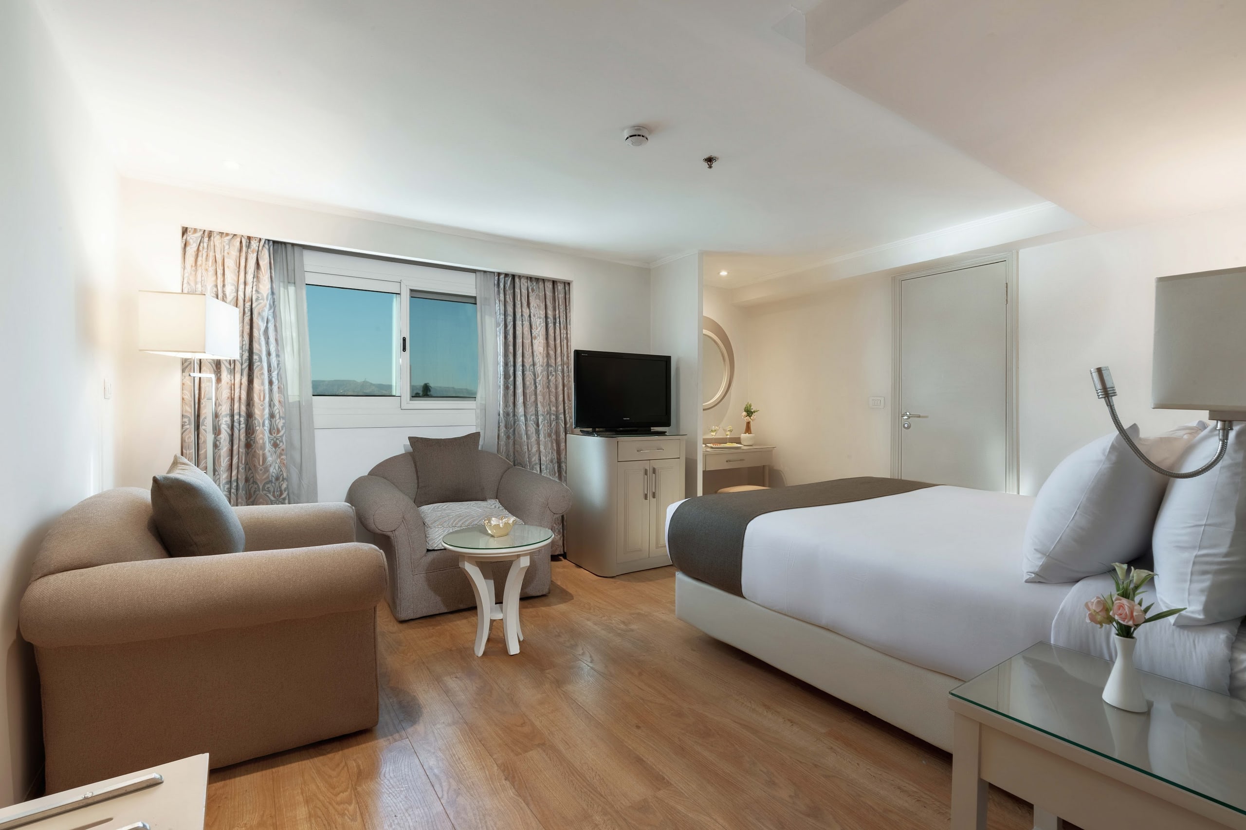 A panoramic suite with a river view